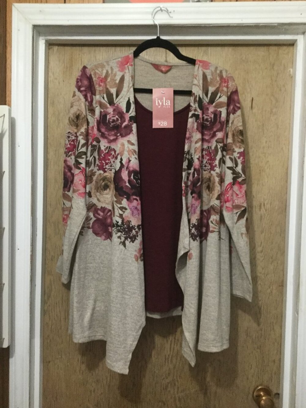 NWT Iyla plus top tan floral and wine colored size 1X  23 p2p looks like 2 tops